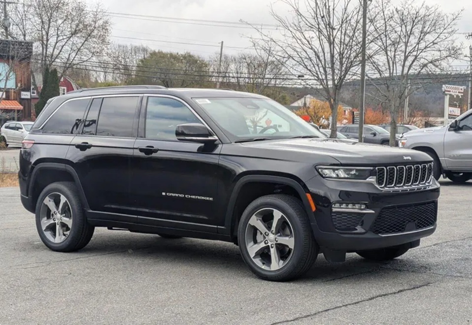 New 2025 Jeep Grand Cherokee Limited 4x4: One of the top models in the Jeep Grand Cherokee vs Dodge Durango comparison, available at Brattleboro CDJR, Vermont.