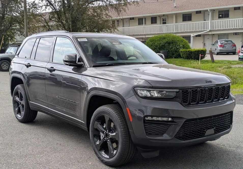 New 2025 Jeep Grand Cherokee Limited 4x4: One of the top models in the Jeep Grand Cherokee vs Dodge Durango comparison, available at Brattleboro CDJR, Vermont.
