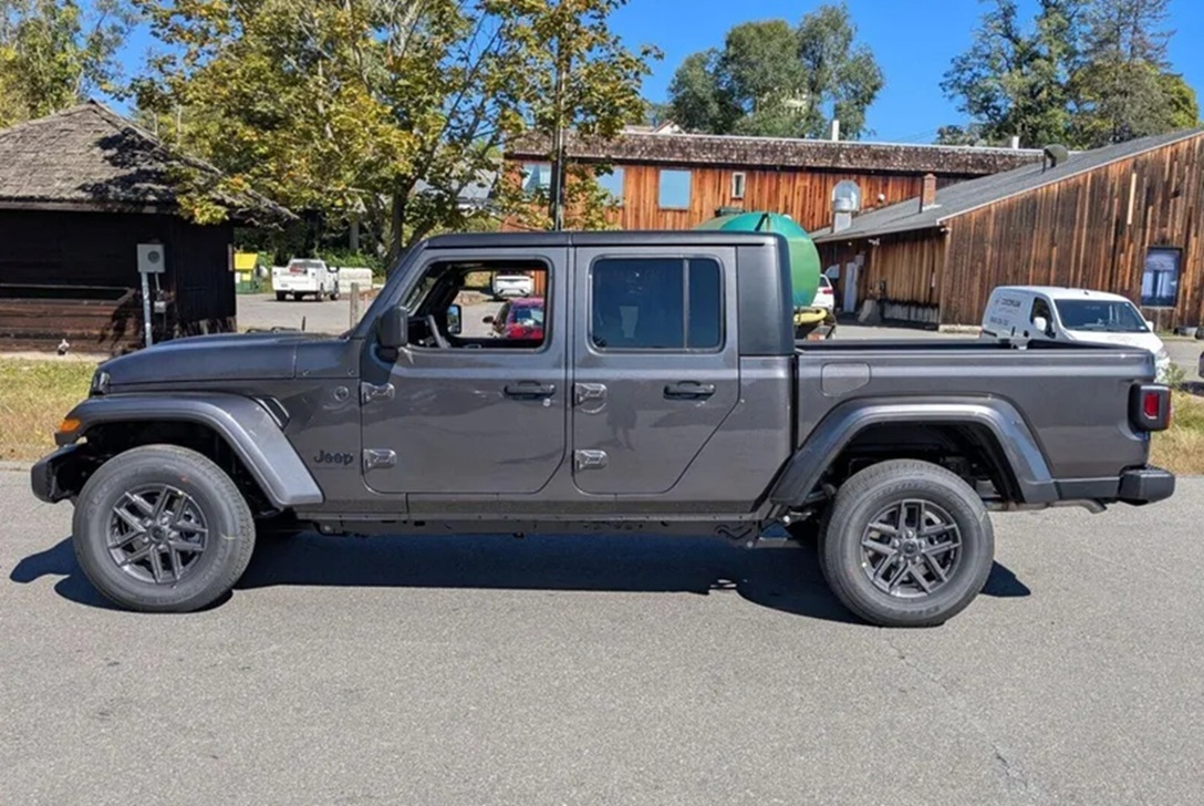New 2025 Jeep Gladiator Sport S 4x4: One of the best options when buying a new truck. Available at Brattleboro CDJR, Vermont.