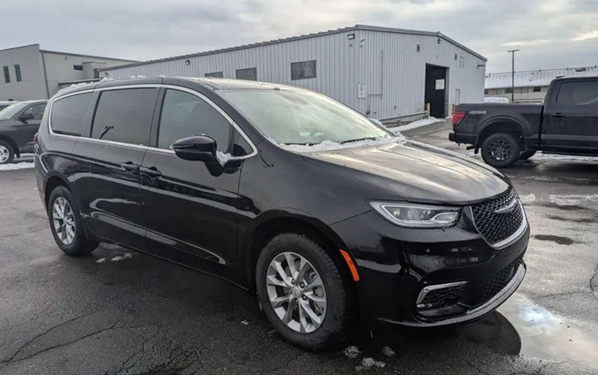 New 2026 Chrysler Pacifica Select Awd: When is the best time to buy a car? For this model, the answer is always. Available now at Brattleboro CDJR, Vermont.