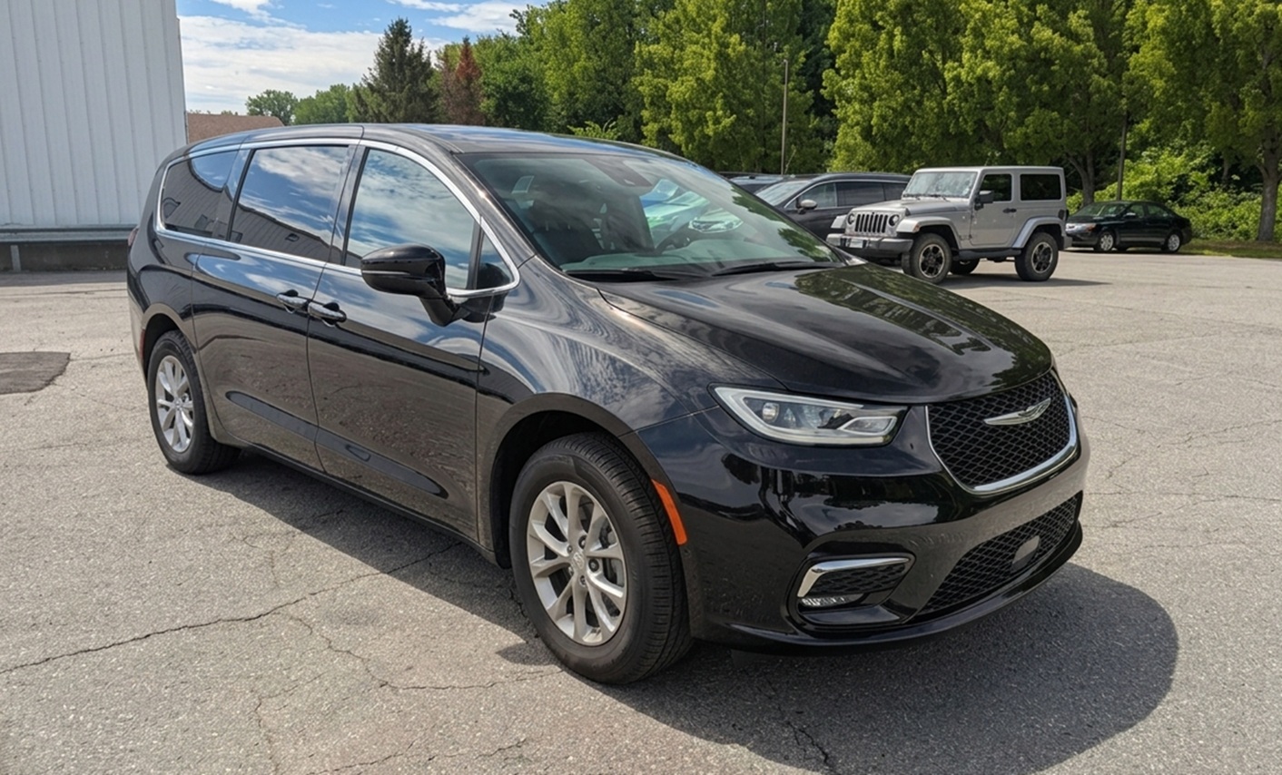 New 2026 Chrysler Pacifica Select Awd: Chrysler Pacifica AWD in stock now at Brattleboro CDJR, Vermont.