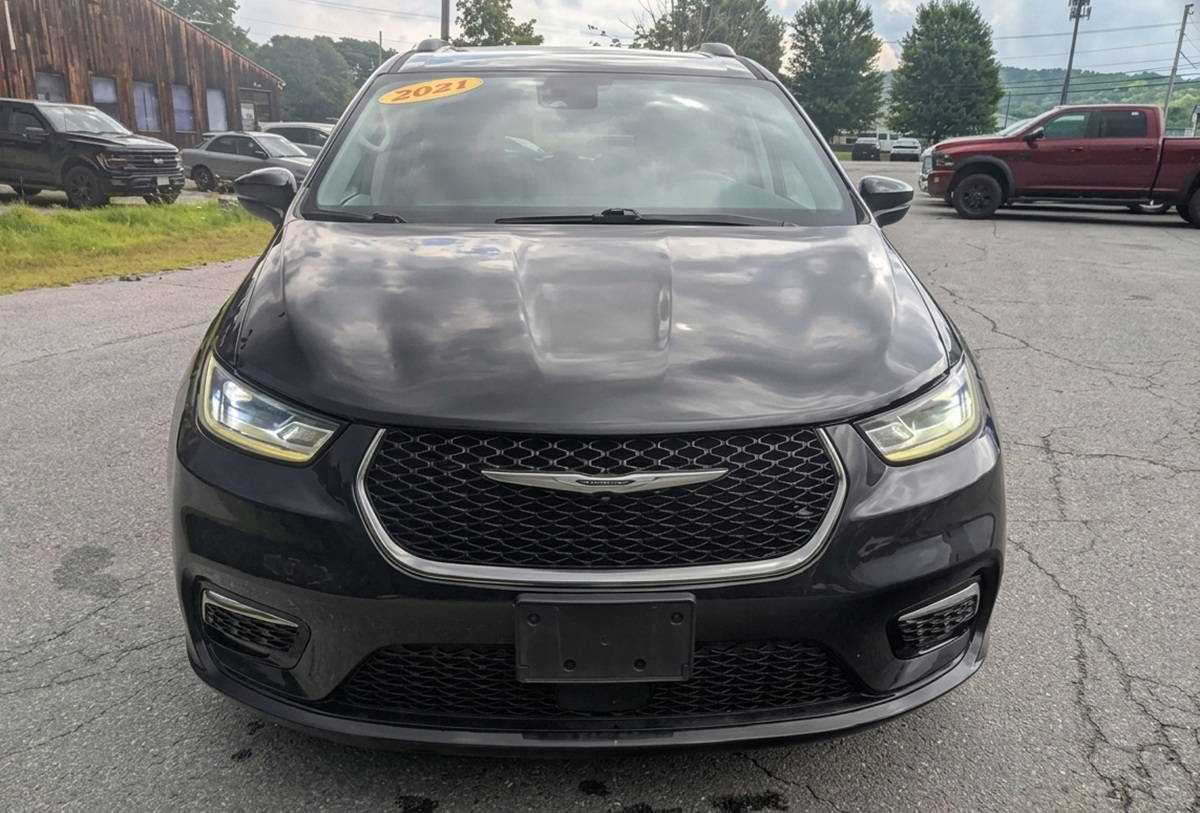 Used 2021 Chrysler Pacifica Touring L AWD front: Chrysler Pacifica AWD in stock now at Brattleboro CDJR, Vermont.